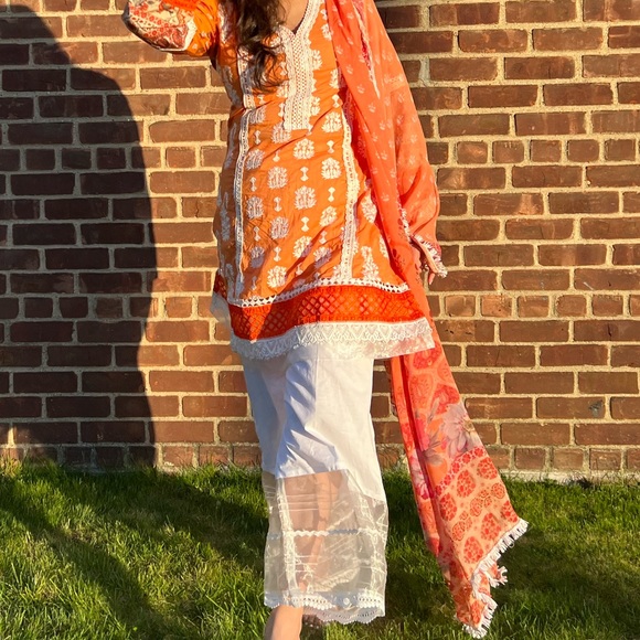 Sobia Nazars Lawn Suit Set size small - Picture 5 of 7